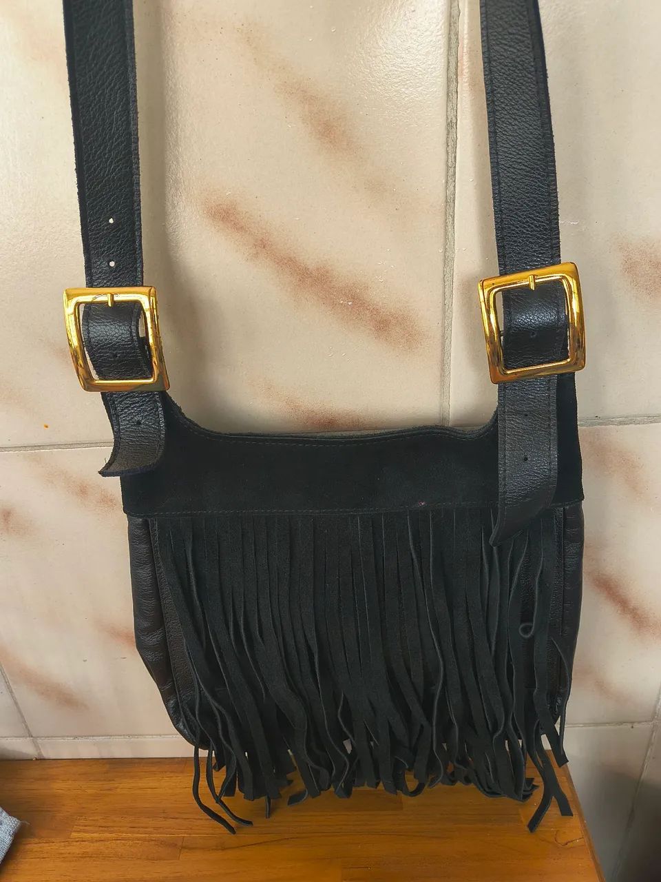 Bolsa preta em couro com franjas