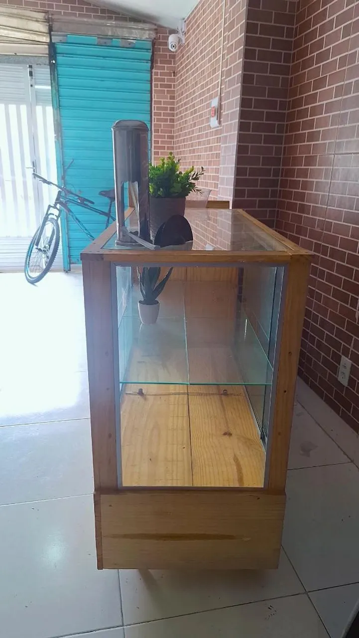Vitrine Expositora de Madeira com Vidro