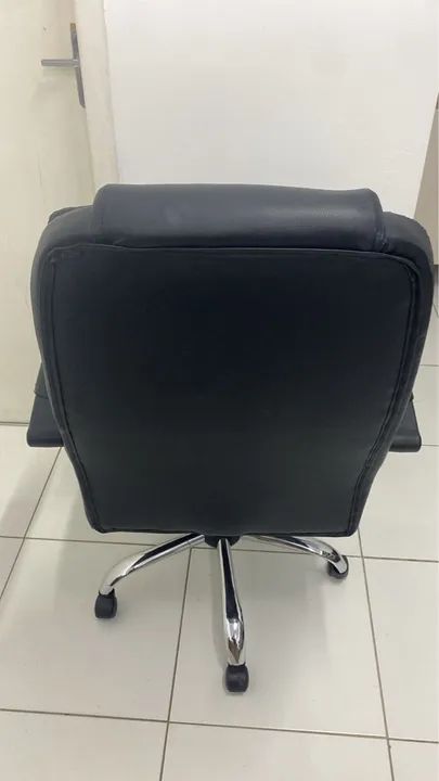 Cadeira de Escritório Executiva Preta em Couro - Foto 5