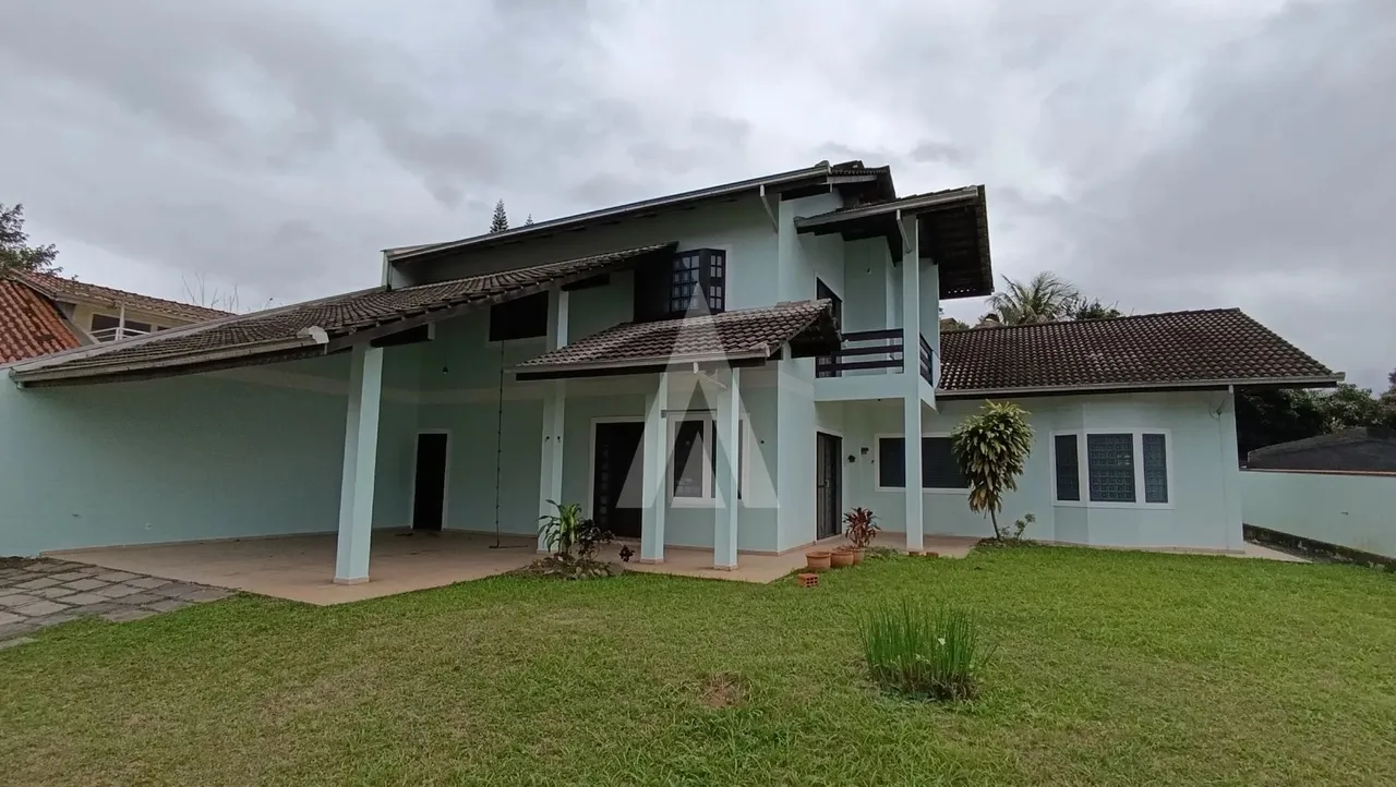 Casa residencial com 4 quartos para alugar por R$ 6000.00, 480.00 m2 - SAGUACU - JOINVILLE