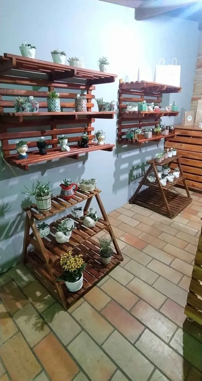 Prateleiras e mesas de madeira para loja