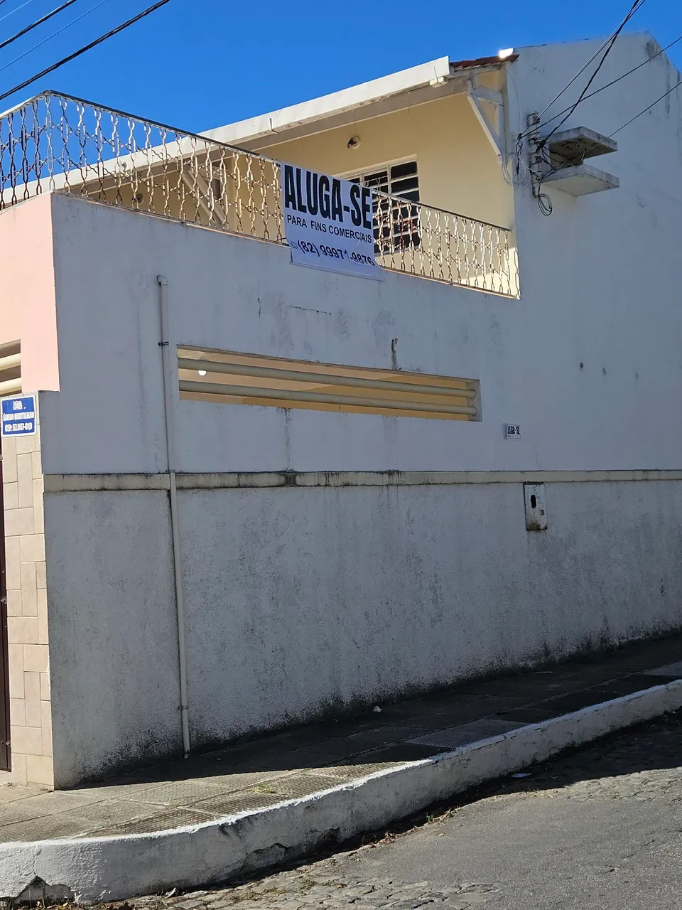 Aluga-se casa para fins comerciais