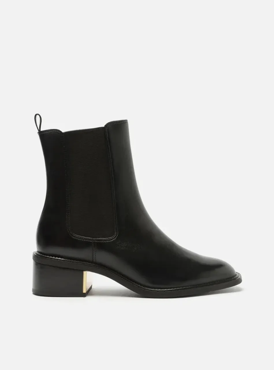 Bota Chelsea Couro Salto Bloco Detalhe Dourado