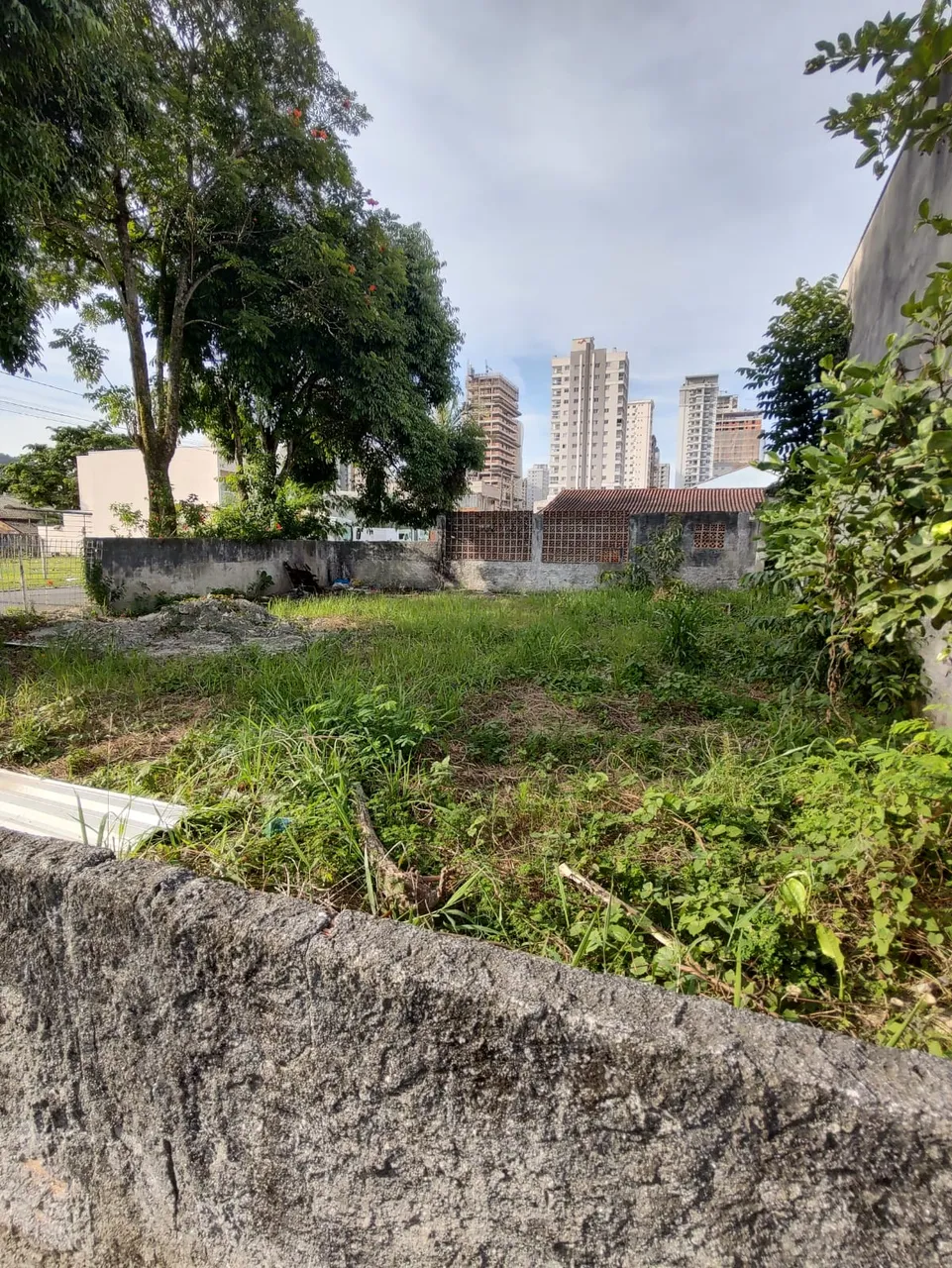 TERRENO COMERCIAL, DE ESQUINA MEDINDO 252m², EM ITAPEMA, PERTO DO BANCO SICREDI!! Morretes