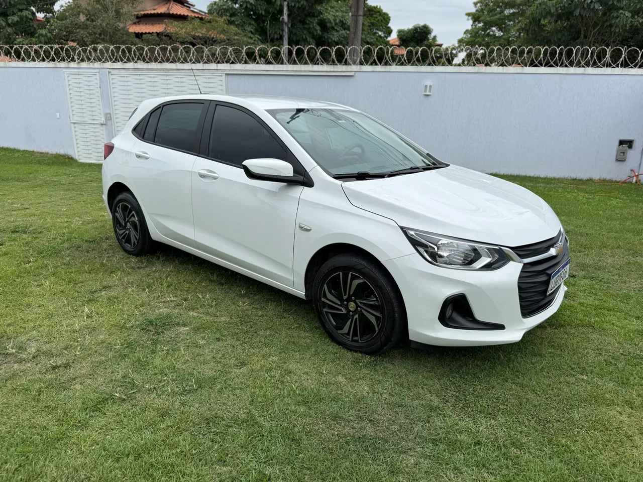 Onix LT Turbo 1.0 2024 automático com 34.000km - Onix branco
