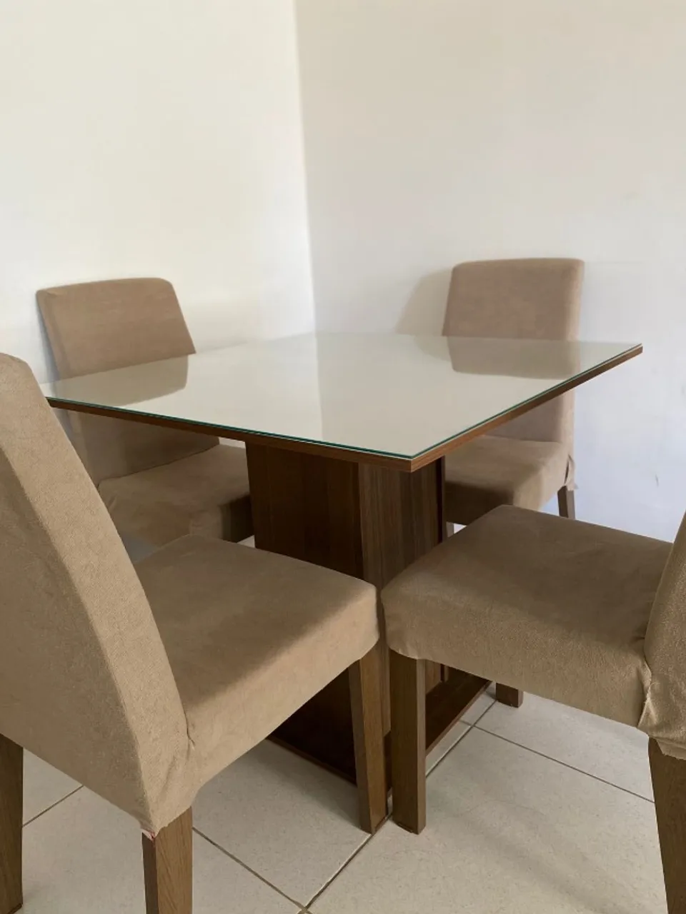 Mesa de Jantar com 4 Cadeiras - Semi Nova, Impecável!