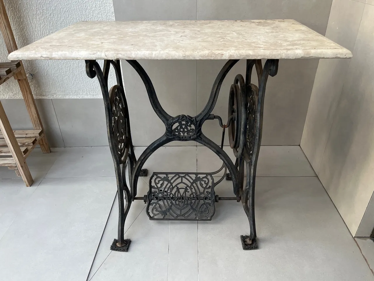 Mesa com base de máquina de costura Singer antiga