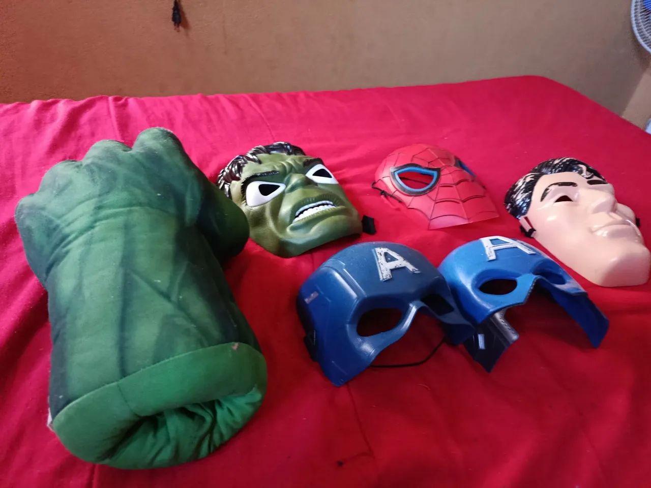 Máscaras e a luva do Hulk 