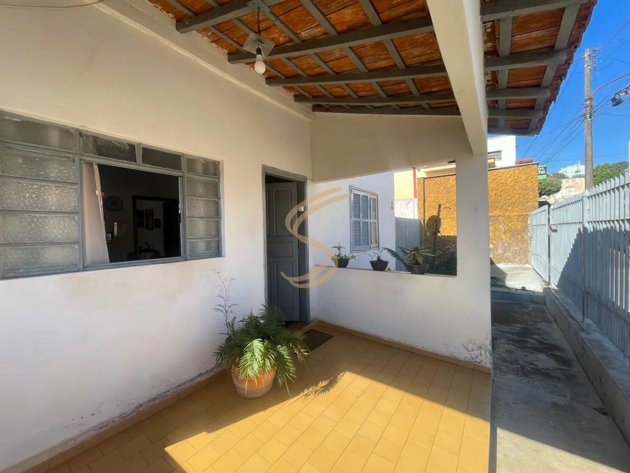 Casa à Venda no Centro com Amplo Quintal e Localização Privilegiada - Foto 4