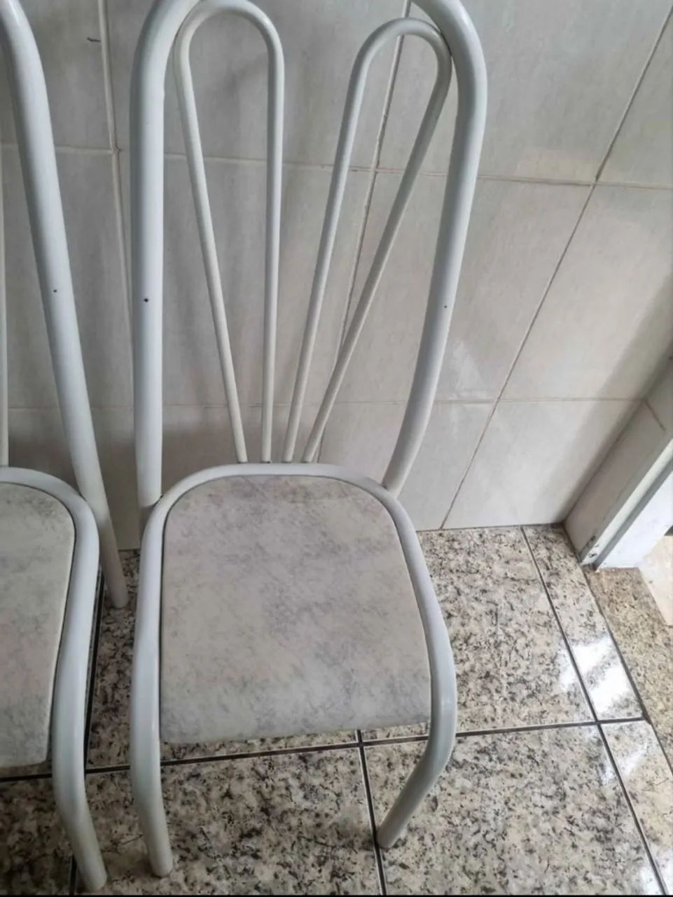 Mesa de mármore com 6 cadeiras 