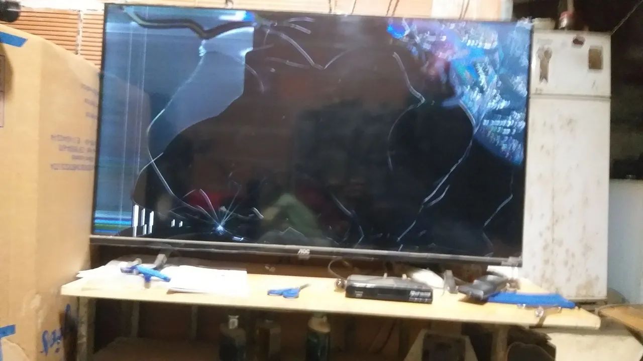TV led aoc roku 40 polegadas seme nova só que cau do raque e quebrou a tela  - Foto 3