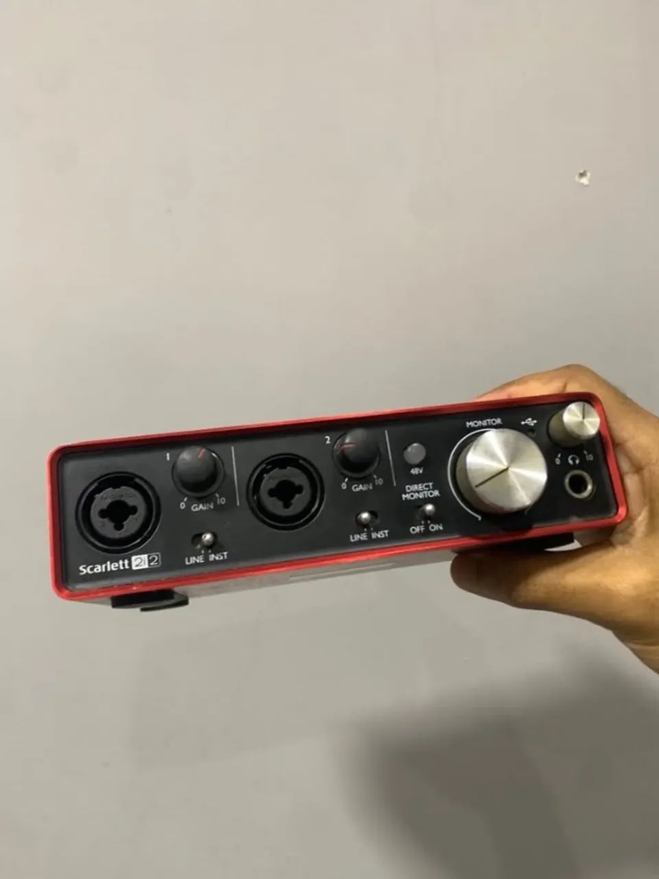 Interface Focusrite 2i2 + Microfone Scarlett
