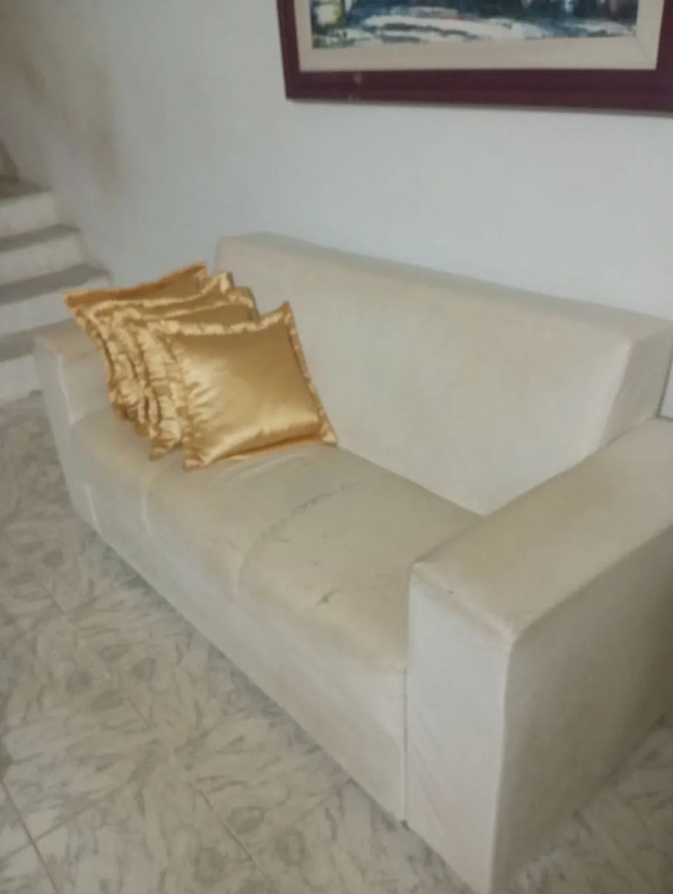 Sofá em napa branco com pouca avaria e estofado bem conservado - Foto 4