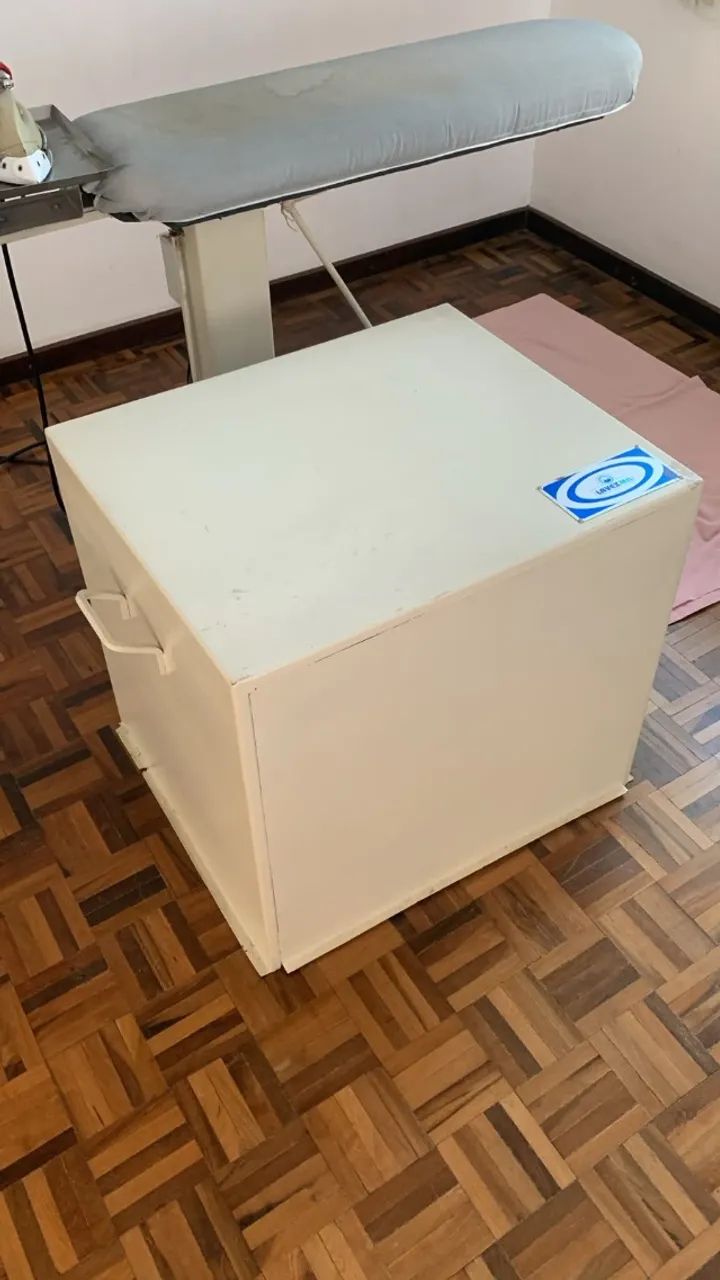 Mesa de passar com vácuo e ferro de passar - Foto 4