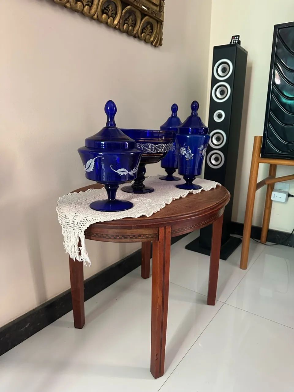 Mesa de apoio em madeira de lei e marchetaria. - Foto 2