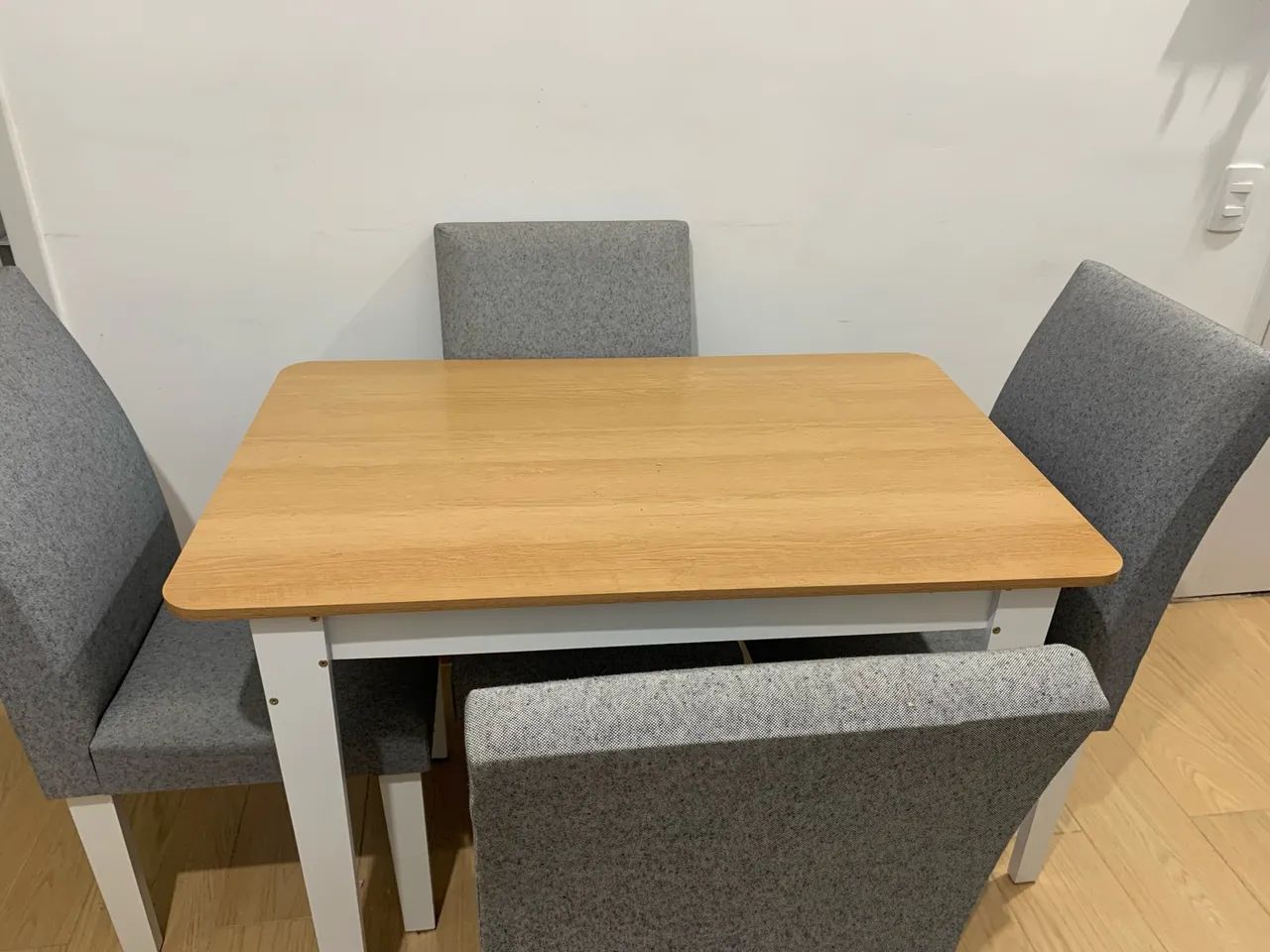 Mesa retangular mel/branco 110x68cm com 4 cadeiras