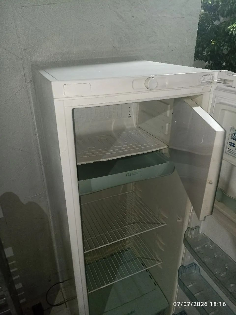 Geladeira Pintada Funcionando Normal  - muito econômica  - Foto 3
