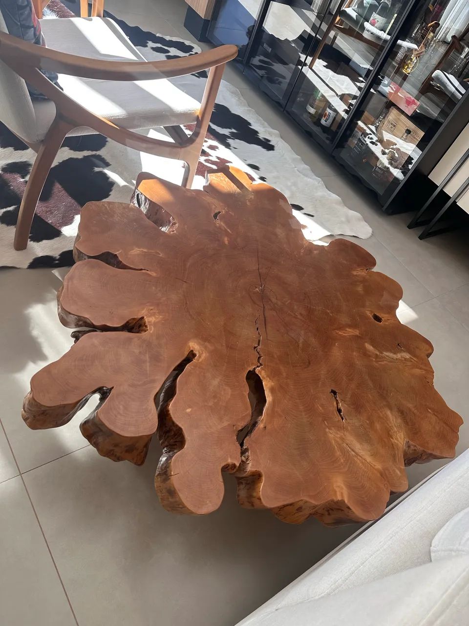 Mesa de centro em madeira maciça ? peça única, praticamente nova - Foto 3