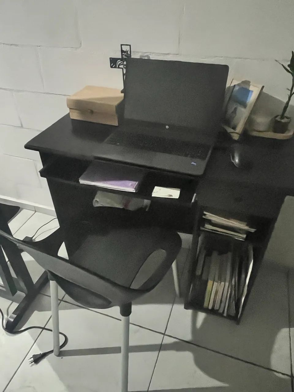 Escrivaninha e cadeira os dois 
