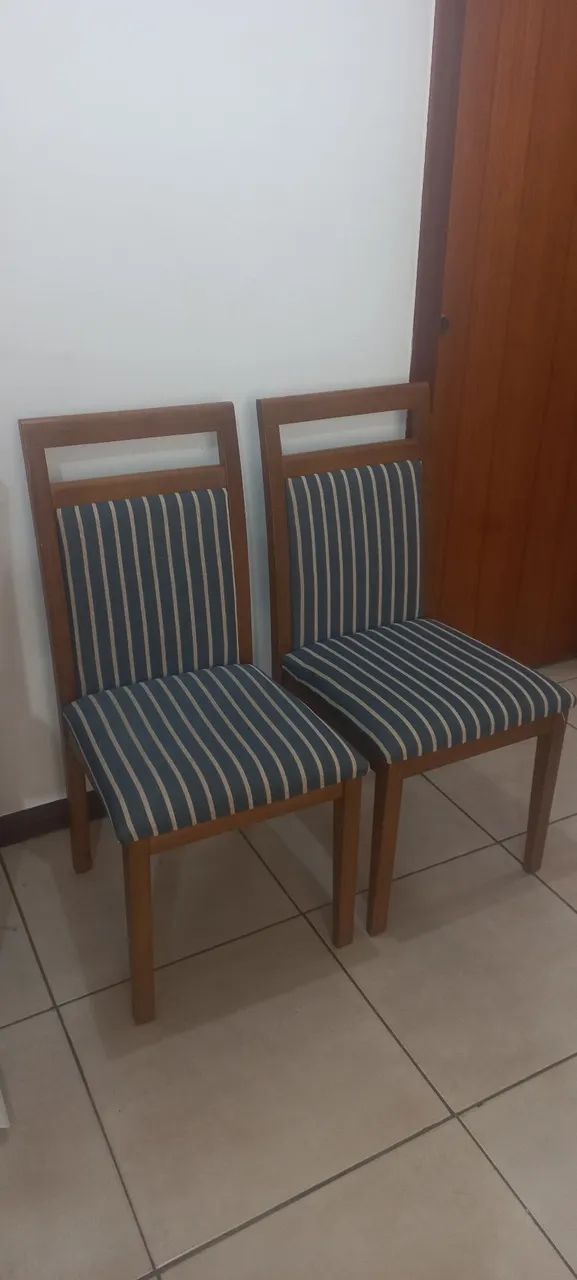Cadeira de jantar em madeira