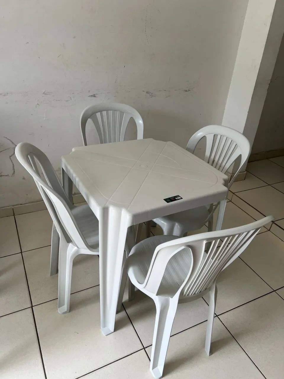 CONJUNTO DE MESAS E CADEIRAS 