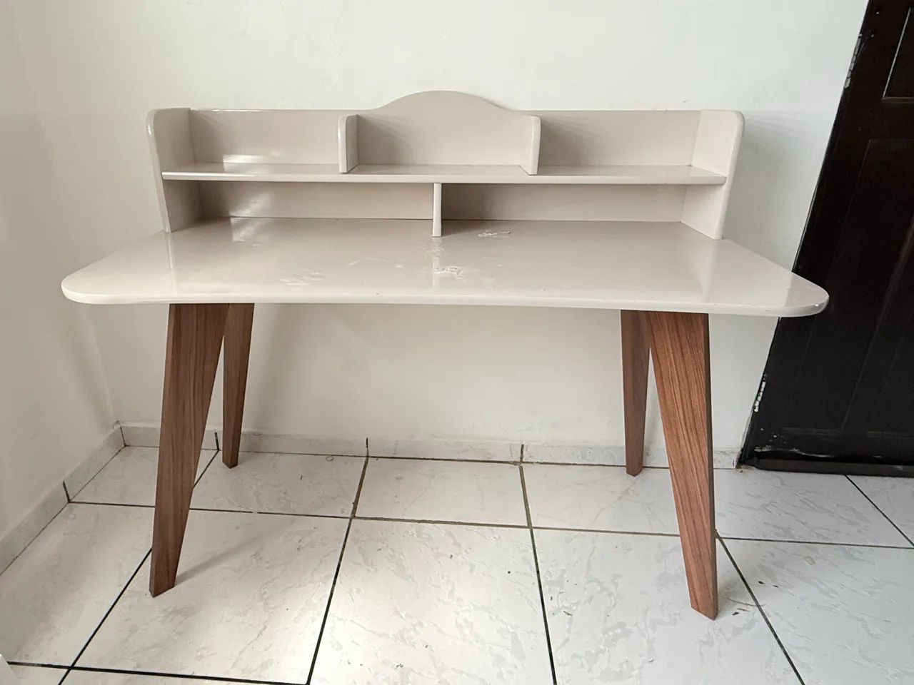Vende-se escrivaninha semi-nova - Foto 3
