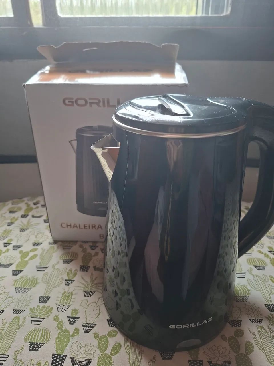 Chaleira elétrica nova na caixa. 