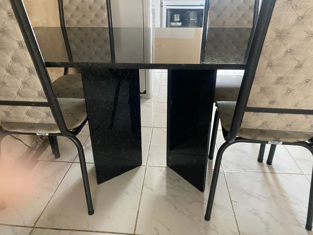 Mesa de mármore com 6 cadeiras  - Foto 4