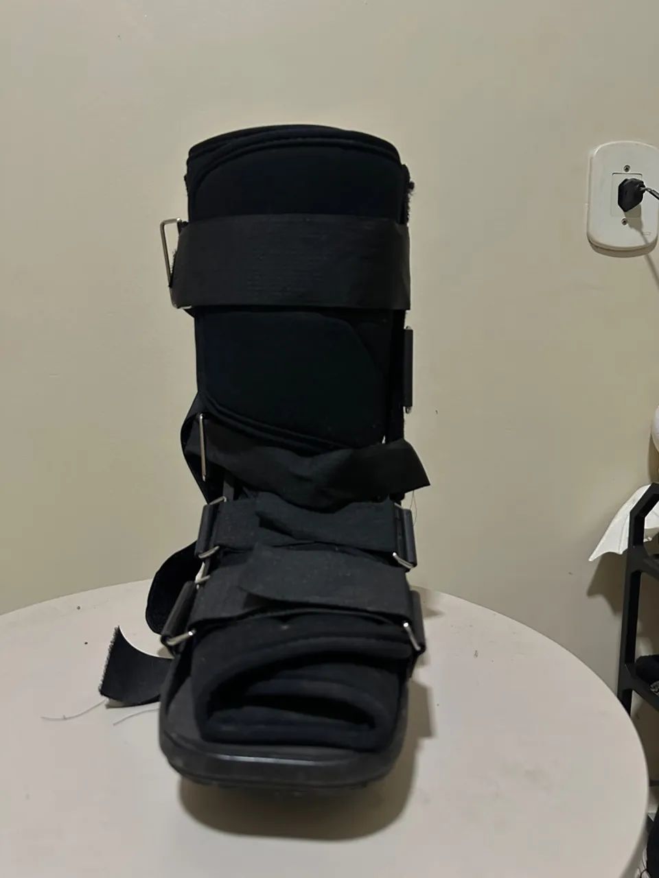 Vende-se BOTA ORTOPÉDICA. Cor preta