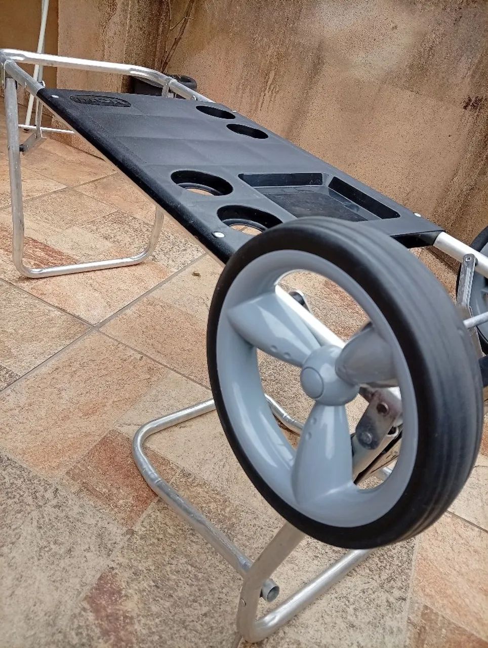 Carrinho que vira mesa  - Foto 3