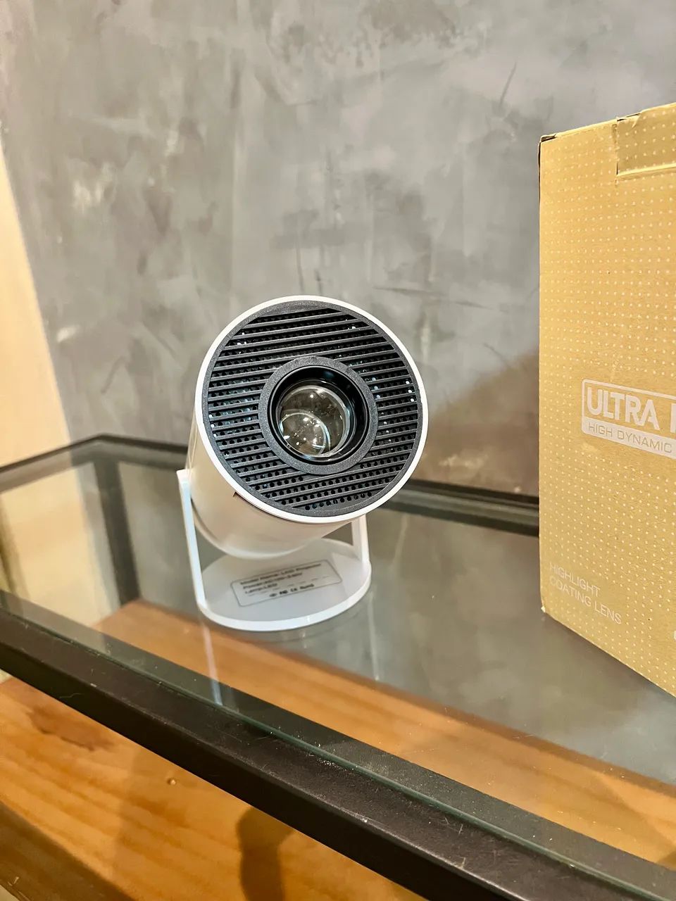 Projetor HY300 Smart - transforme qualquer ambiente em um verdadeiro cinema - Foto 2