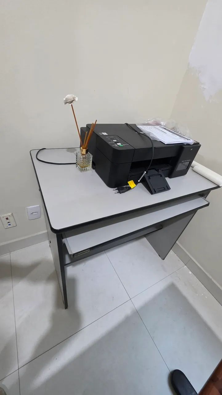 Vendo duas mesas. 250 reais as duas. - Foto 4