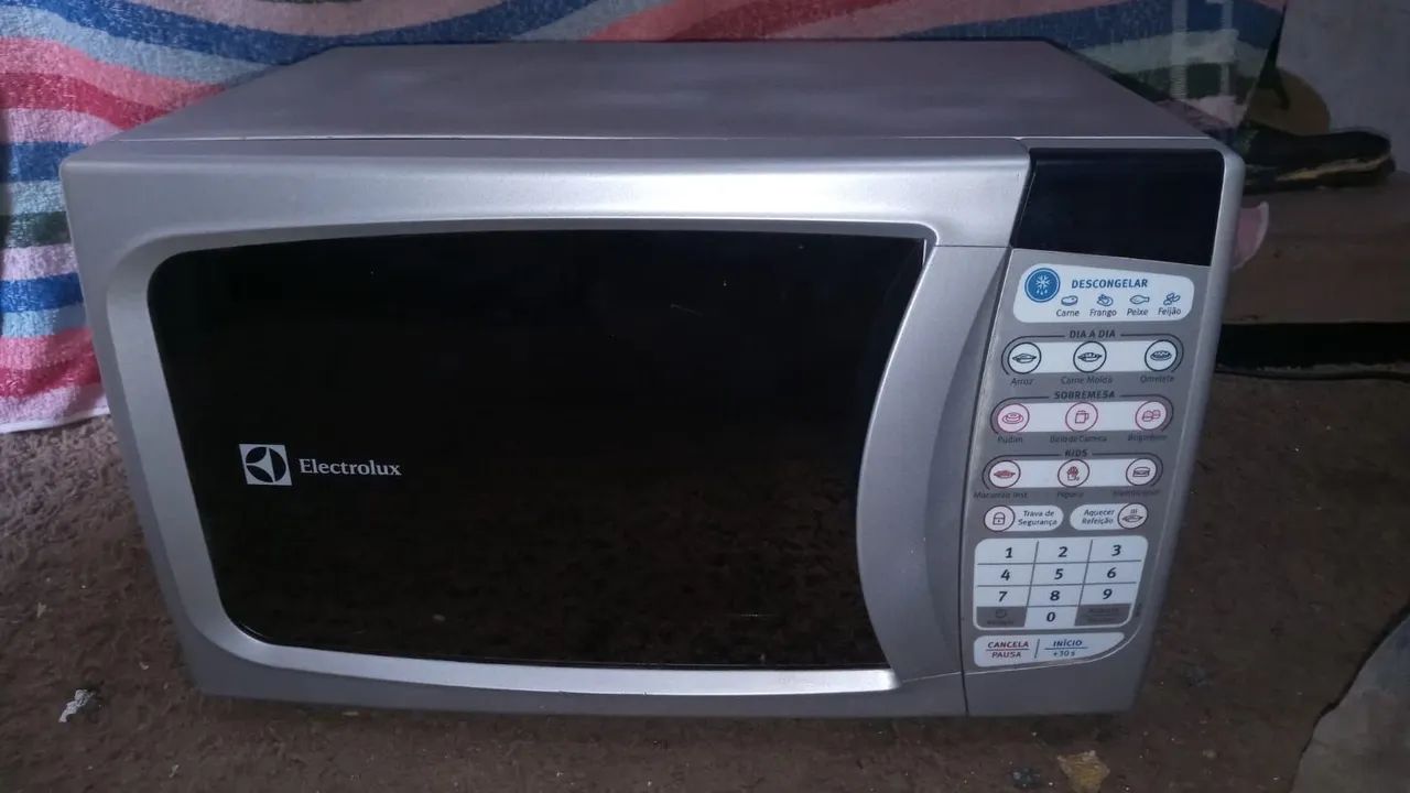 Micro-ondas Electrolux 20 litros funcionando normal 