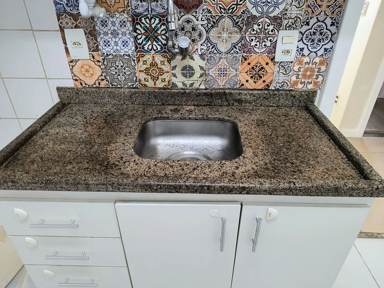 Pia de granito com cuba de inox - Foto 3