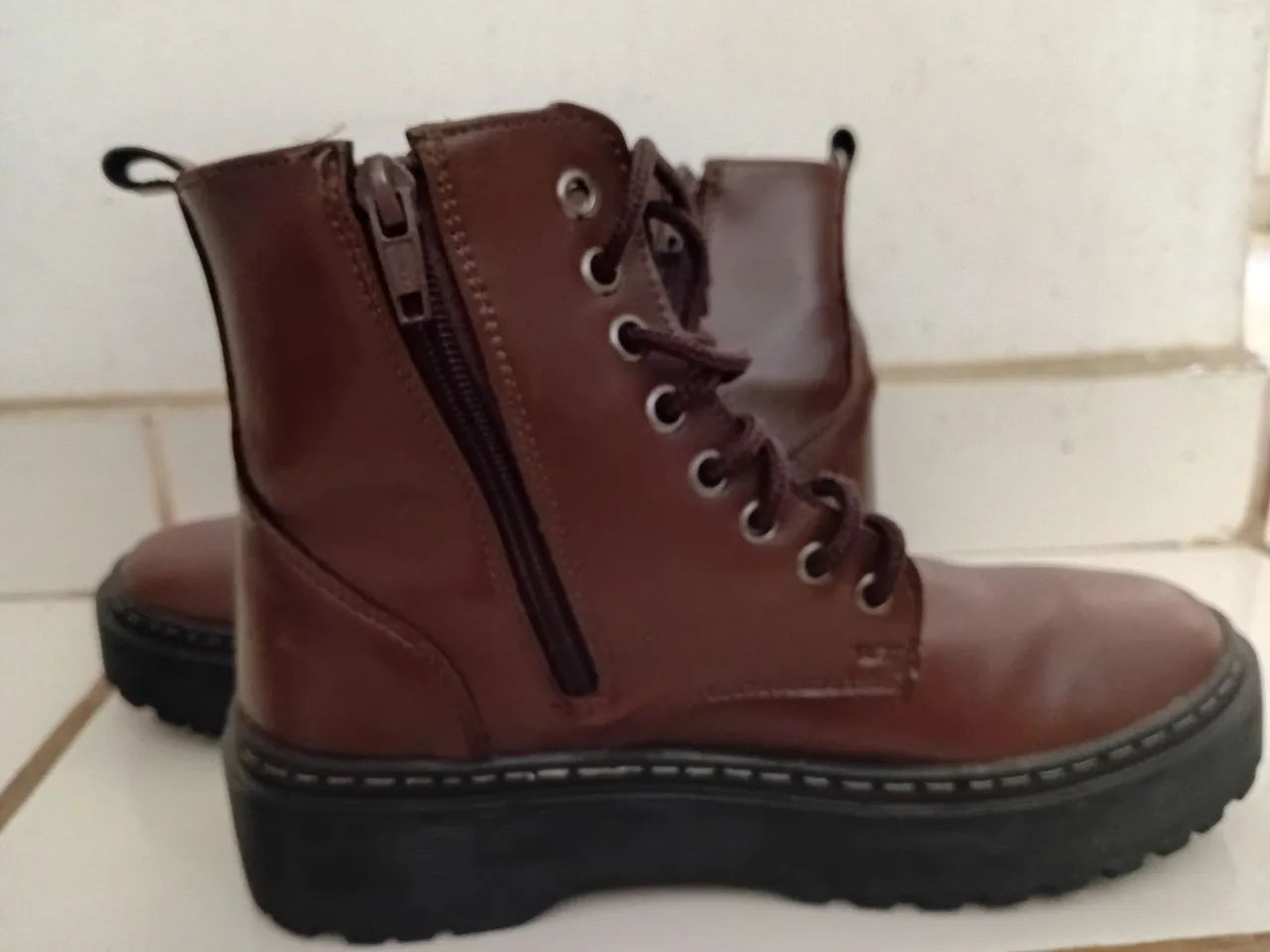 Bota coturno marrom de cano médio com solado tratorado estilo plataforma. <br> - Foto 3