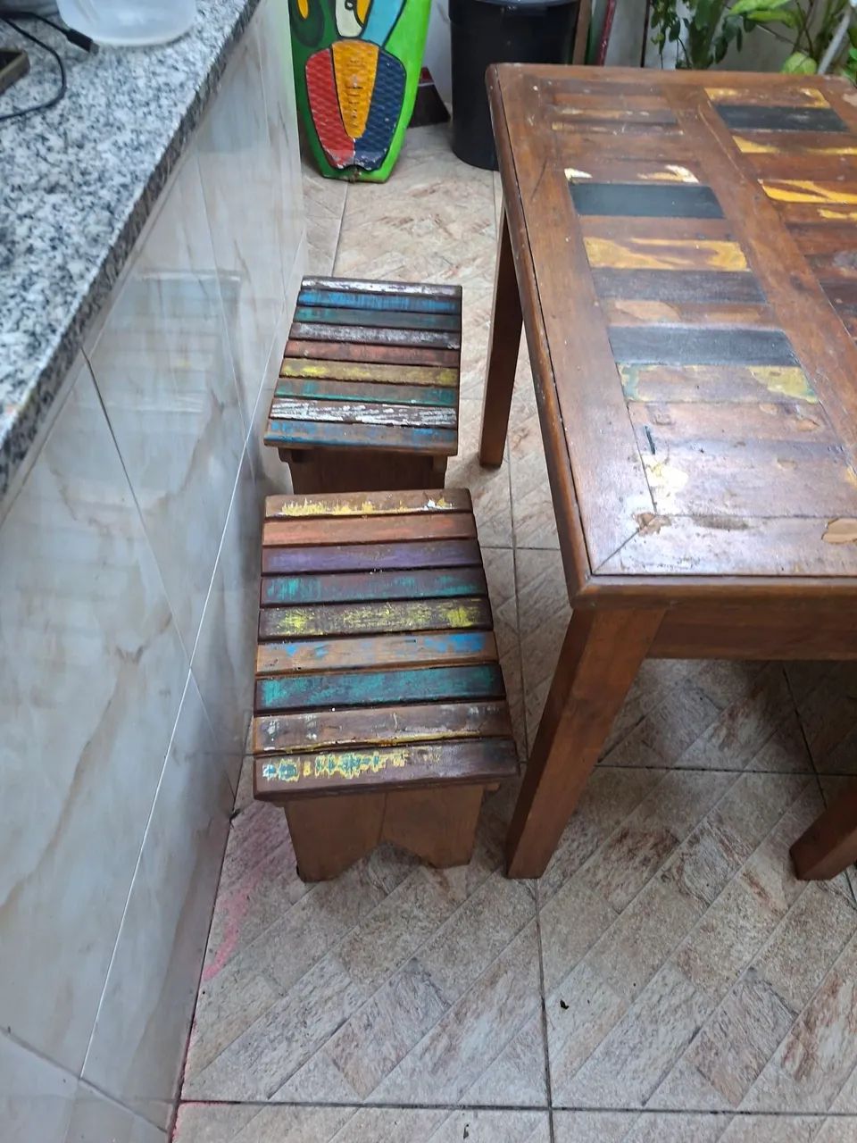 Conjunto de mesa e bancos de madeira