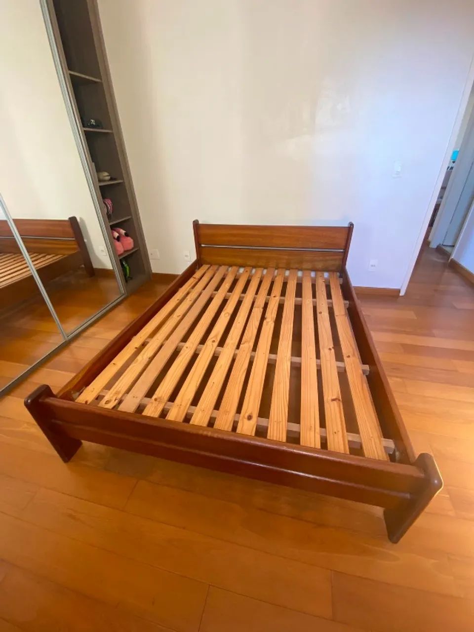 Cama Casal em Madeira Maciça