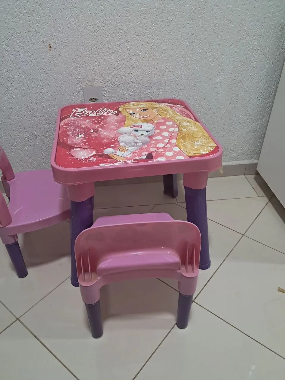 Mesinha da barbie com 2 cadeirinha infantil  - Foto 2