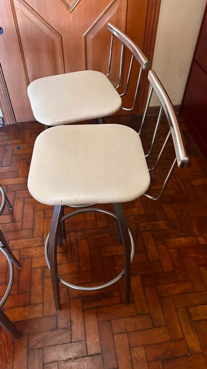 4 Banquetas resistentes