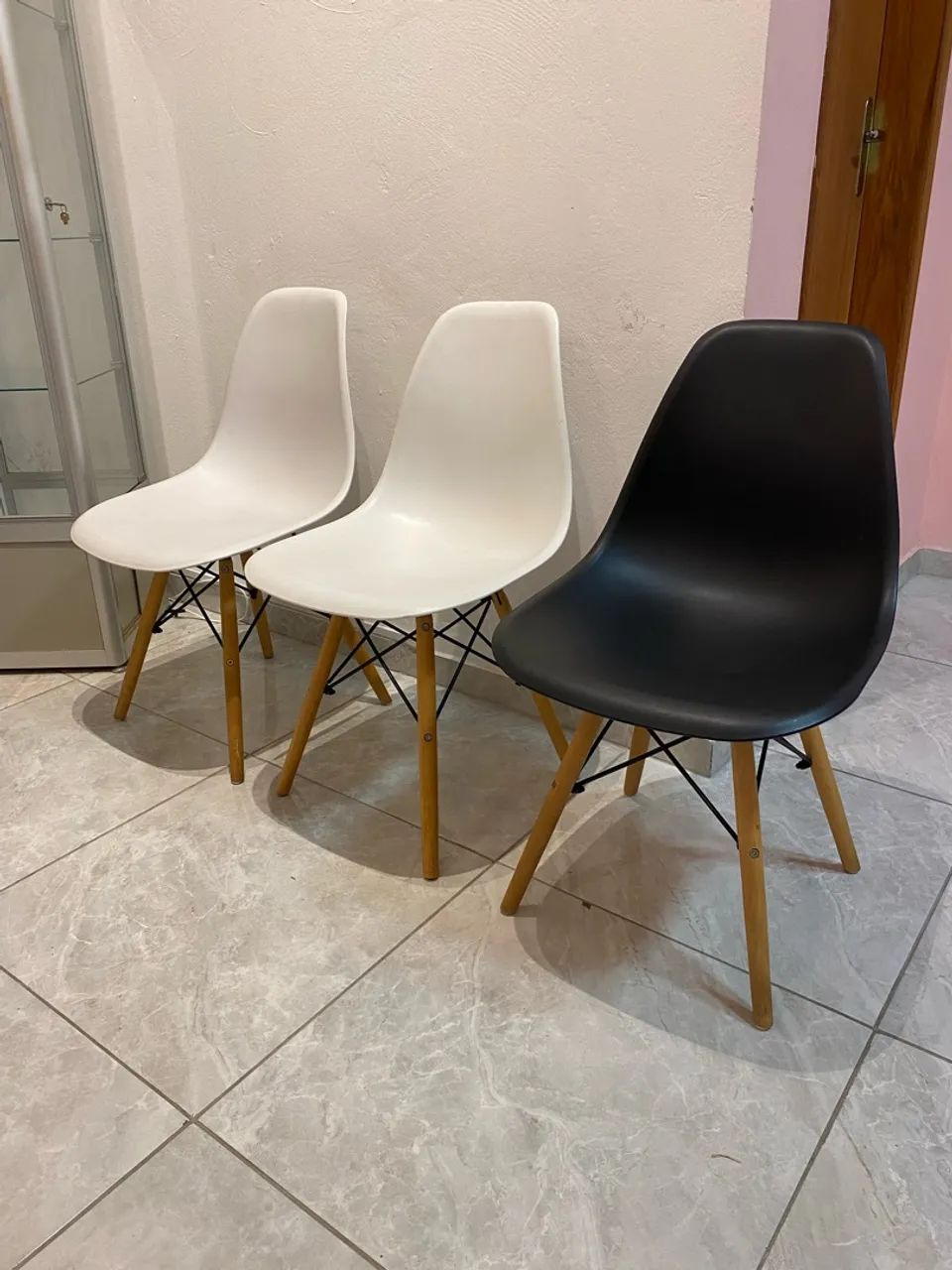 3 cadeiras pés palito 