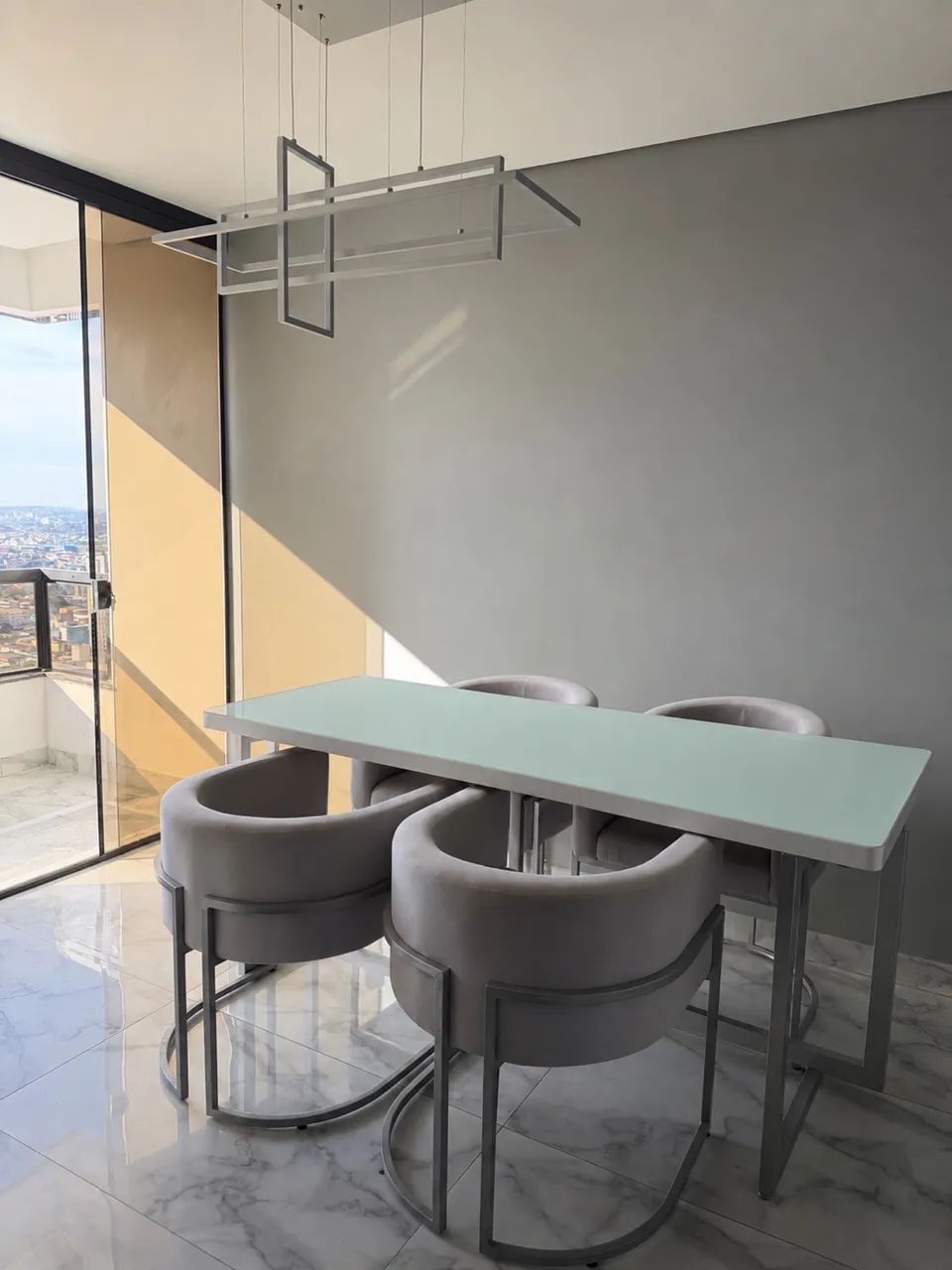 MESA com POLTRONAS 