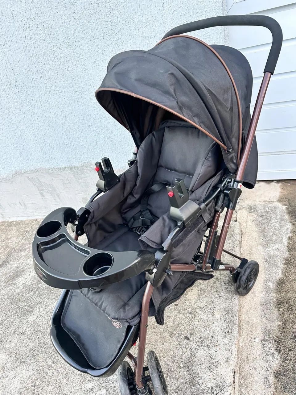 Carrinho de bebê e bebê conforto 