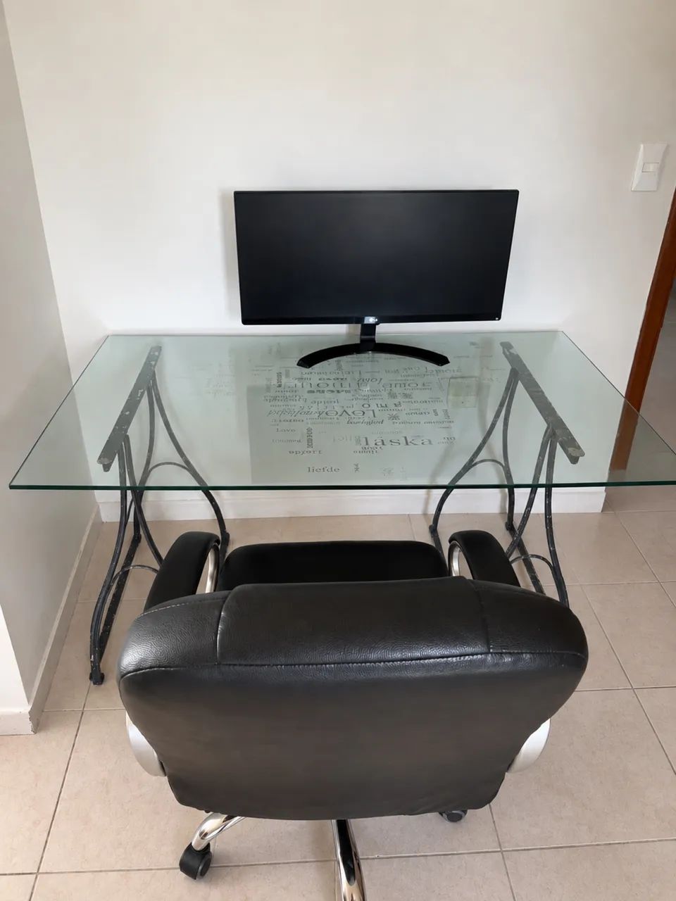 Mesa para escritório. Tampo de vidro.
