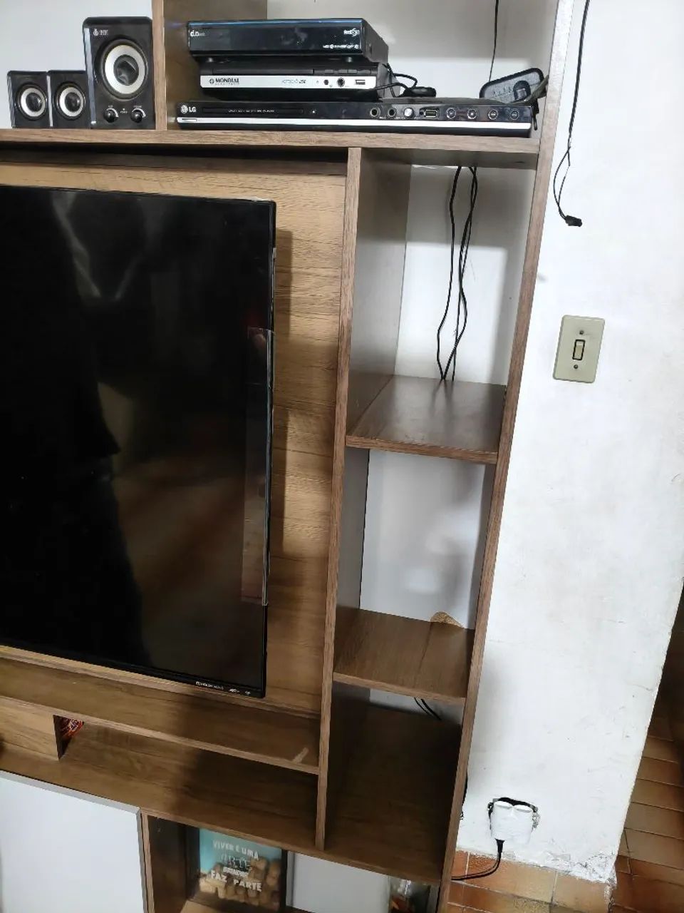 Estante Home para TV de até 55 polegadas  para divisão de ambientes amadeirado MDF - Foto 5