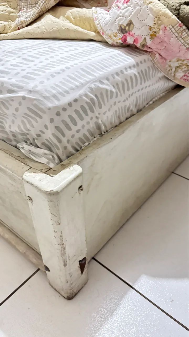 Vendo cama de casal  + colchão + baú 
