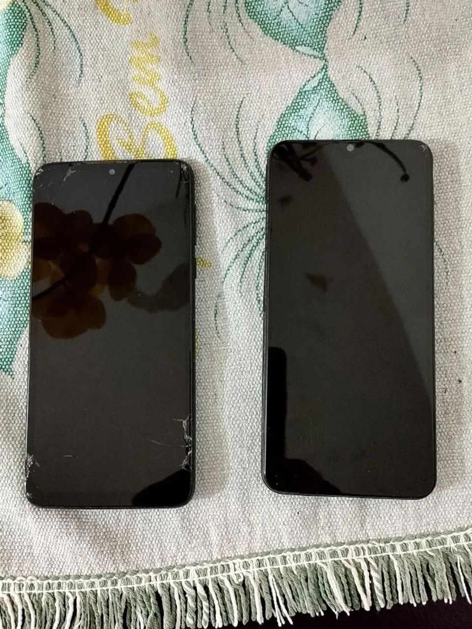 Dois celulares quebrado, Motorola e Samsung 