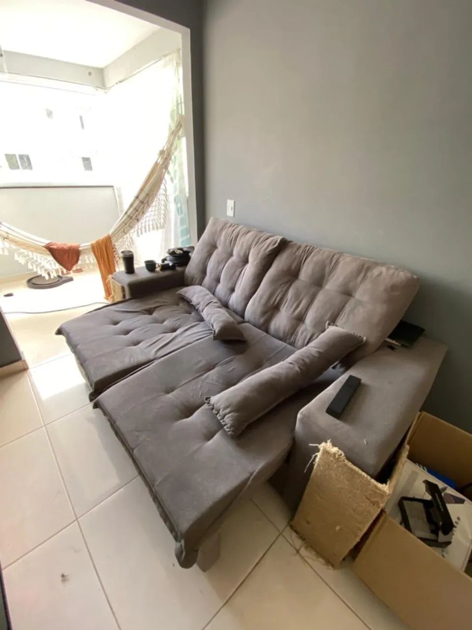 Sofá reclinavel retratil cinza com tomada USB para carregar celular.  - Foto 3