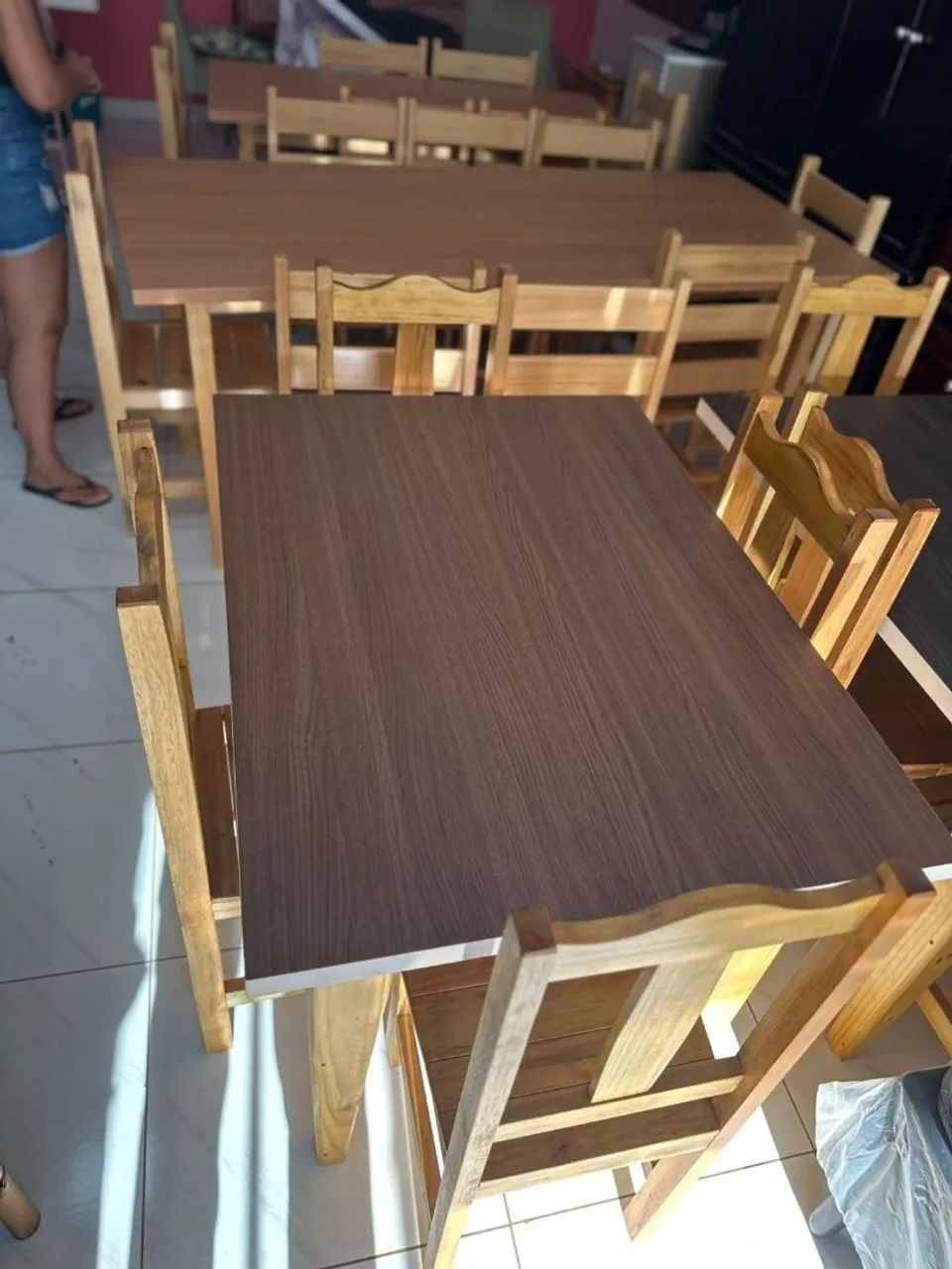 Mesa em madeira com quatro cadeiras