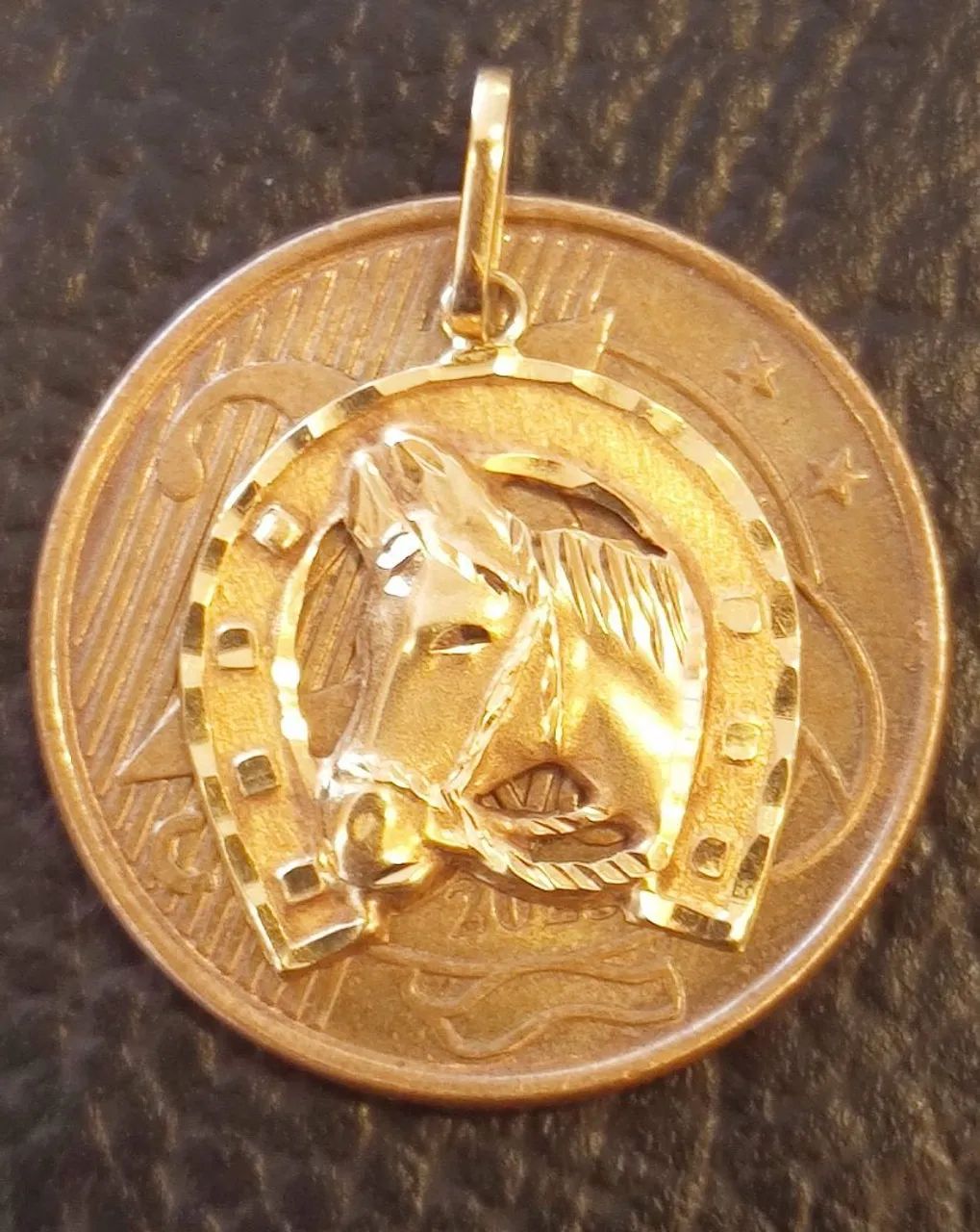 Lindo pinjente de ouro 