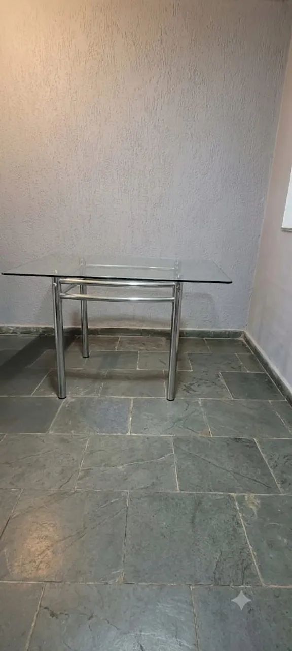 Mesa com tampo de vidro com 6 cadeiras 